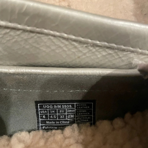 UGG Silver Leather Shearling Lined Loafer/Driving  Shoes Size 6 - Picture 4 of 5